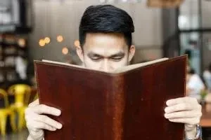 Hombre leyendo un libro