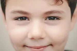 Primer plano del rostro de un niño