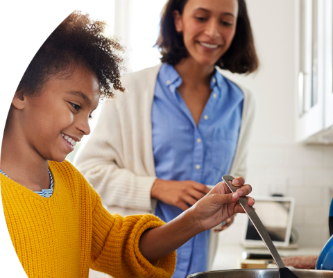 Niña cocinando con su madre en la cocina